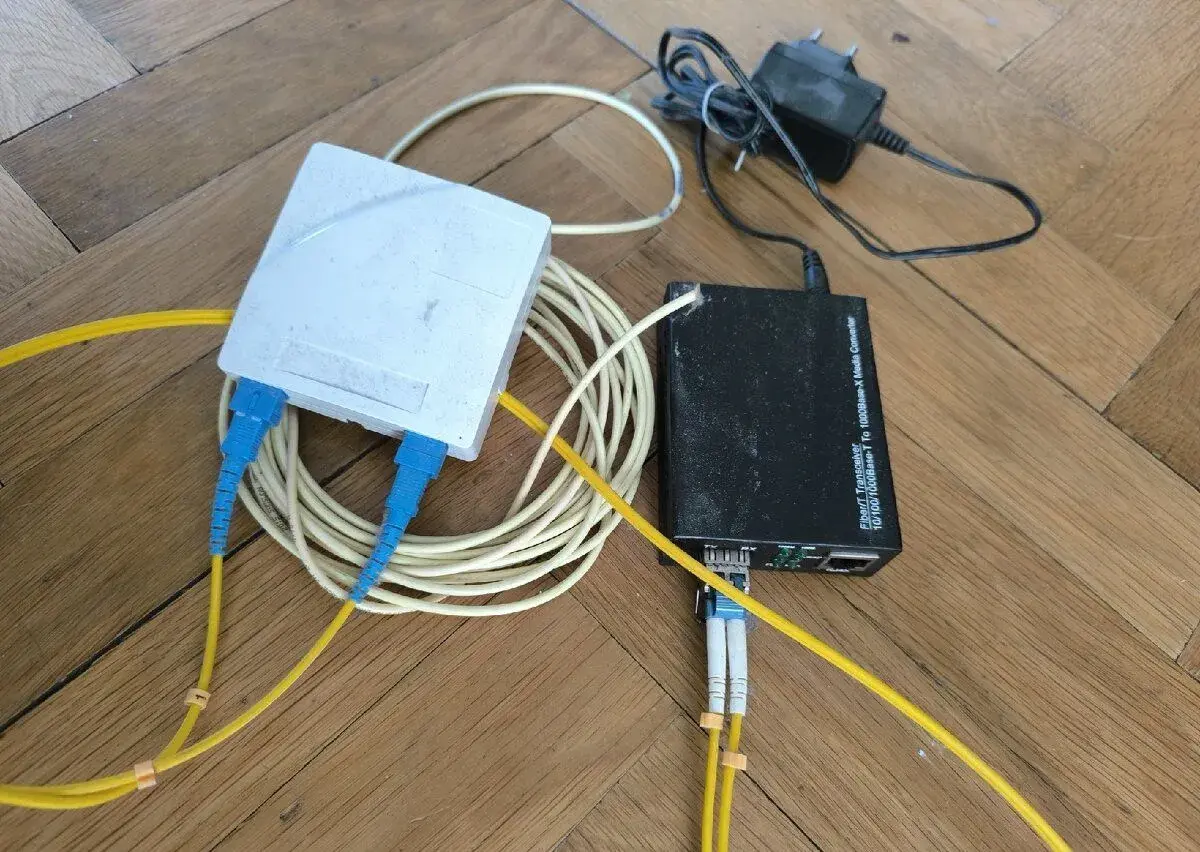 Media konvertor 100M/1Gbps řady + optický kabel