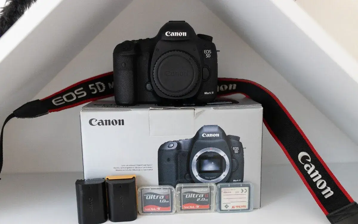 canon 5D mark 3 (20 tisíc expozic)