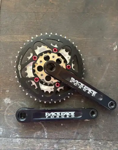 Race Face I-Beam kliky,