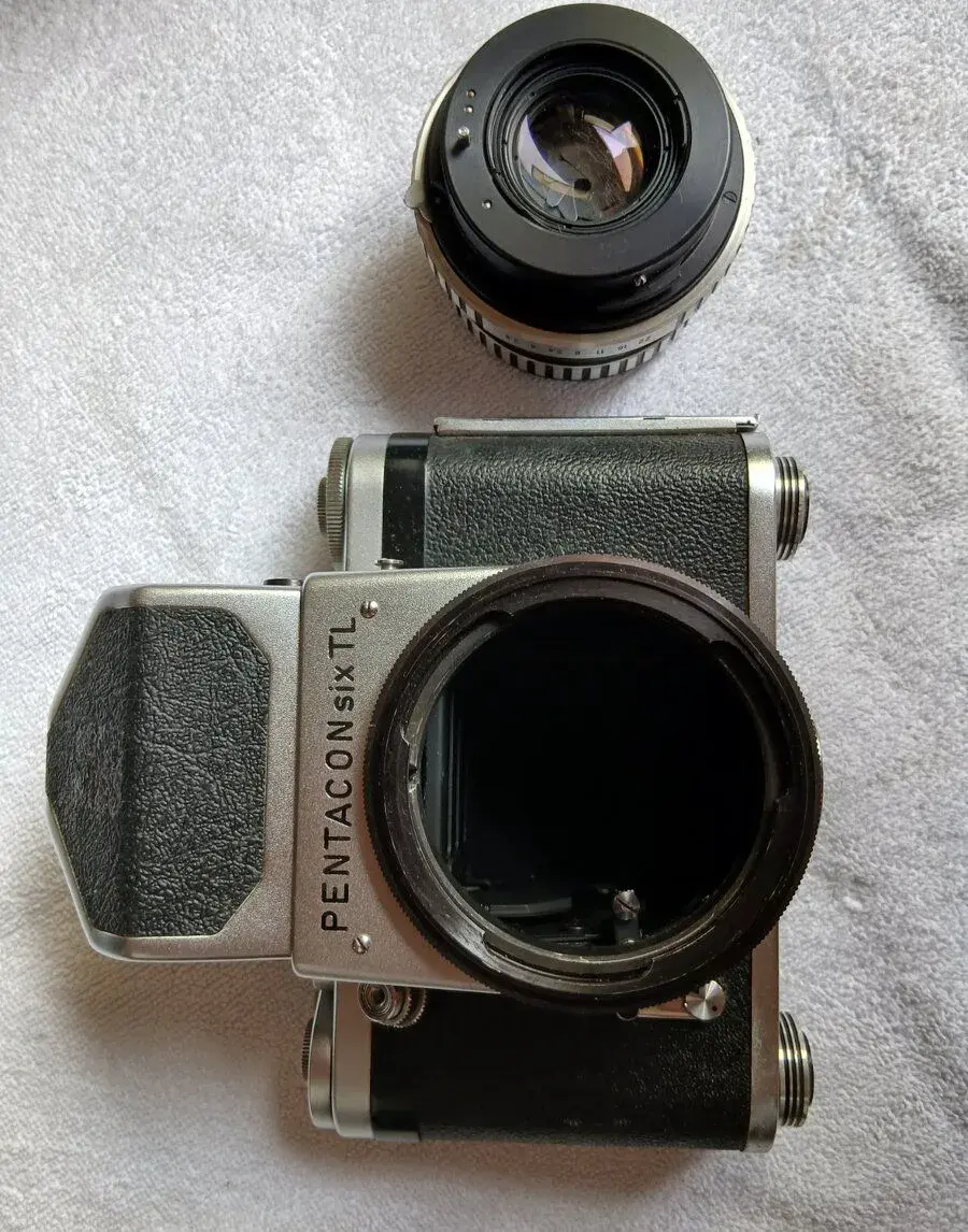 Analogový fotoaparát Pentacon.