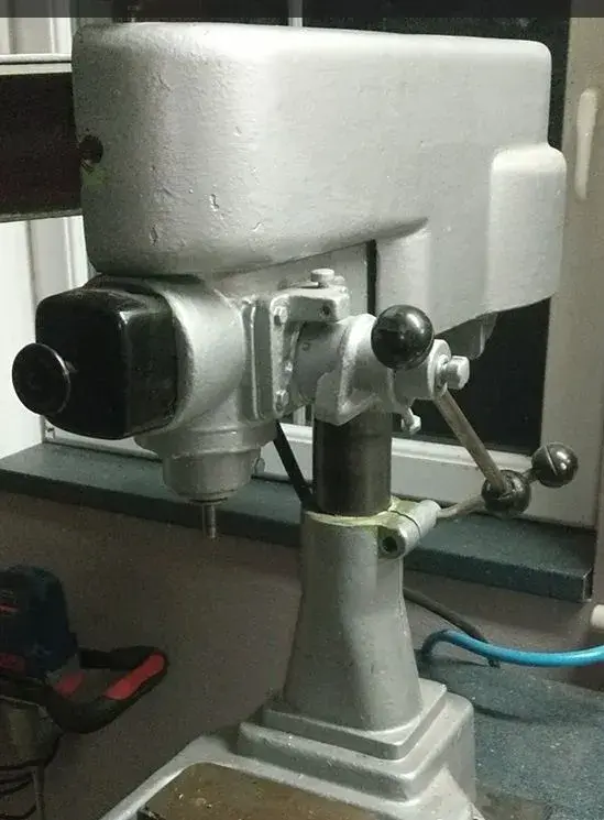 Stolní vrtačka JIHOKOV V6 – 380 V + strojní svěrák + přísluš