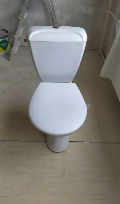 WC / záchodová mísa s nádržkou (toaleta)