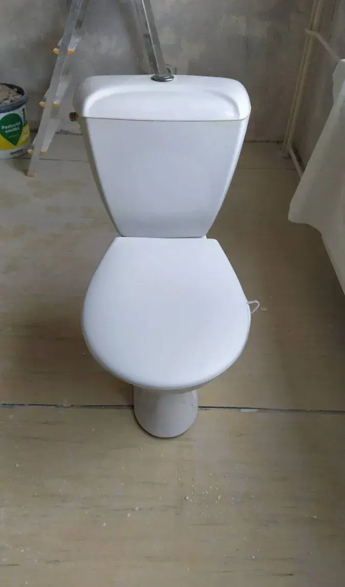 WC / záchodová mísa s nádržkou (toaleta)