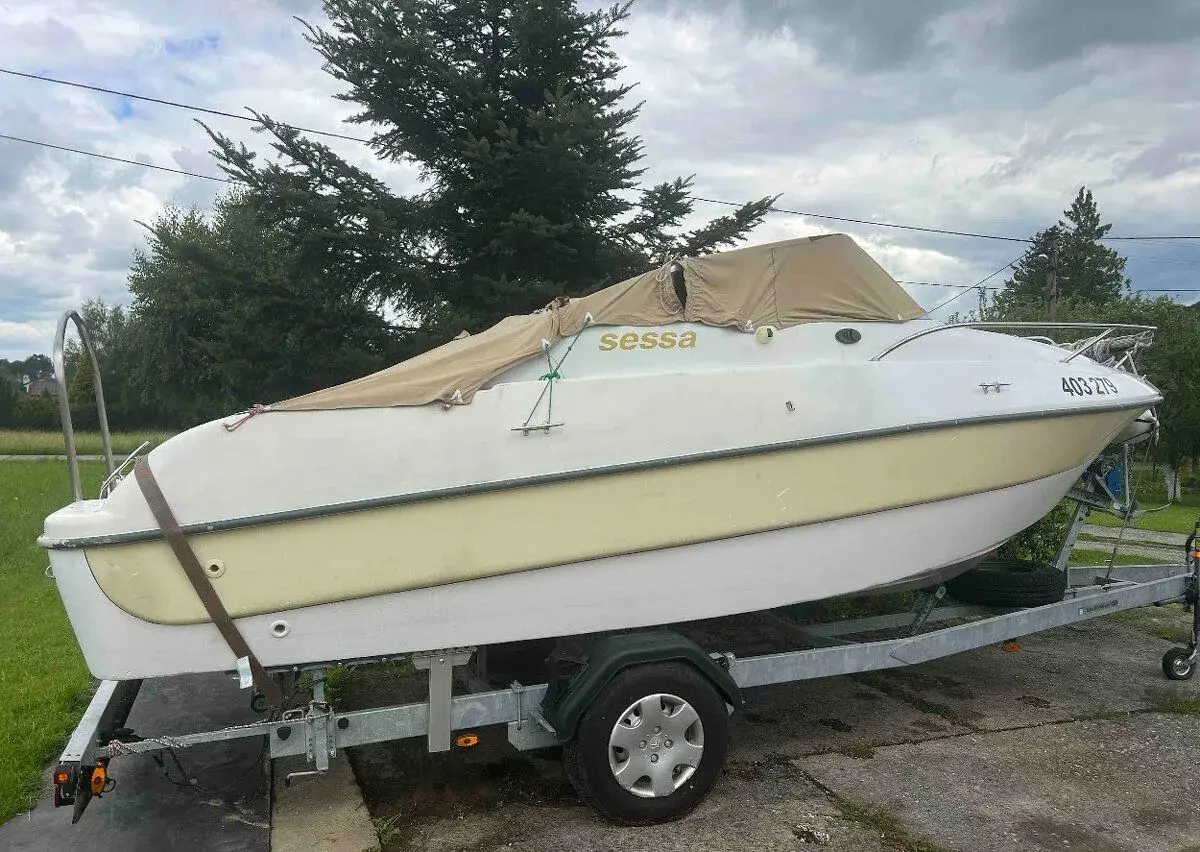 Kajutová loď Sessa - možno s vozíkem, lze motor až 135HP