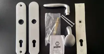 Bezpečnostní kování HOPPE klika/koule bílá, široký štítek