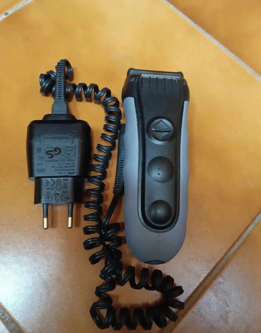Holící strojek Braun 320s