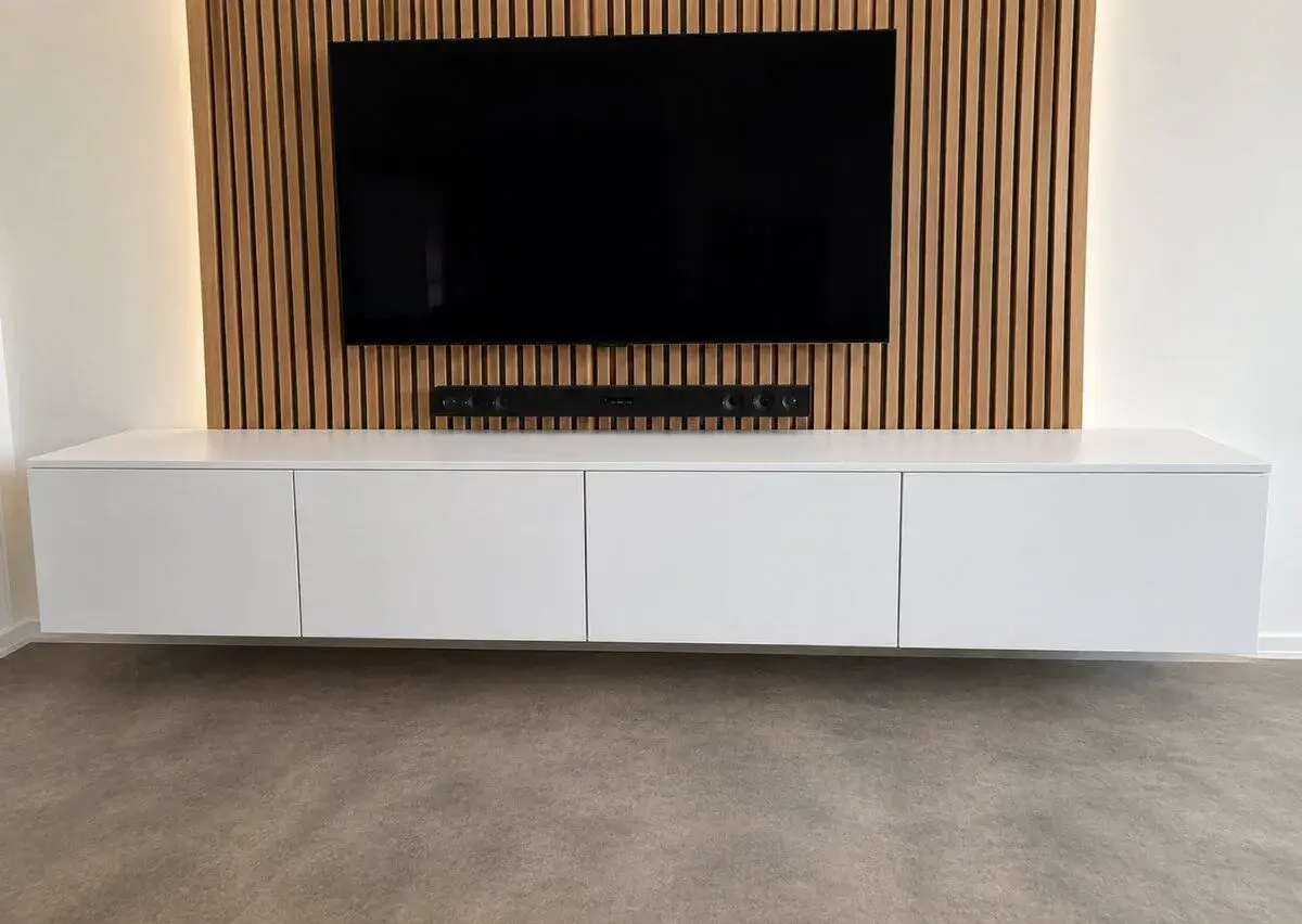 Bílý matný panel pod TV s 4x uložným prostorem