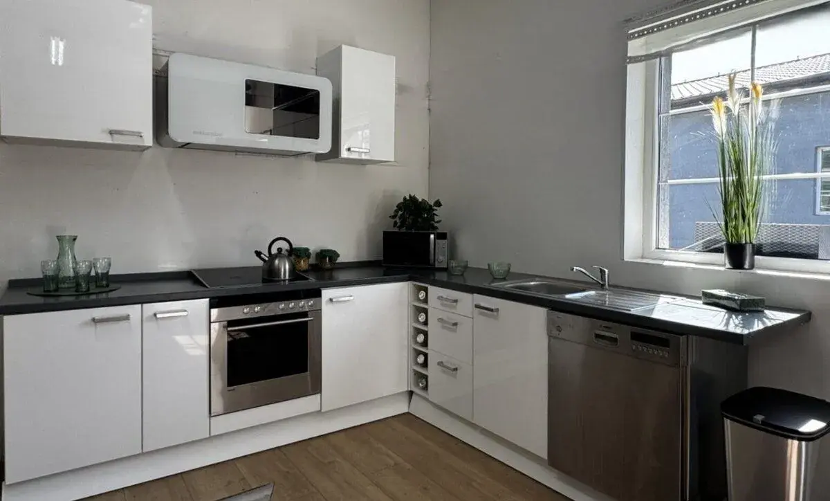 Světlá moderní kuchyně SÁRA