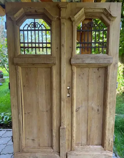Vchodové dveře, dvoukřídlé, dovnitř. Louhovane, ošetřené.