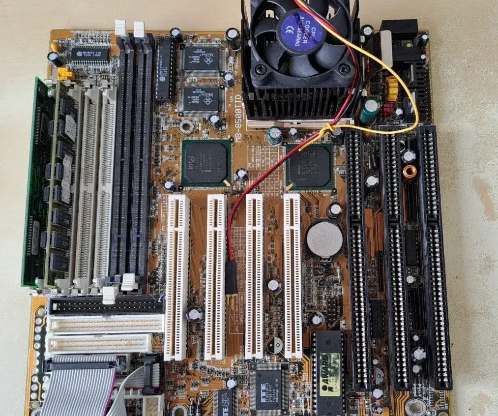 Socket 7 - Biostar MB-8500TTD - Intel Pentium MMX 200, 32MB