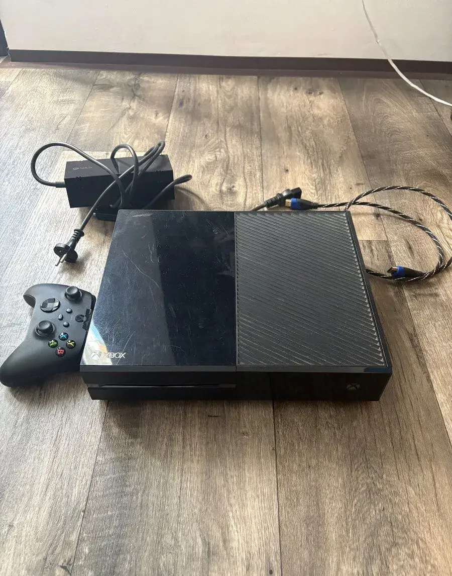 Xbox One 500GB + Mafia Trilogy, Star Wars + ovladač