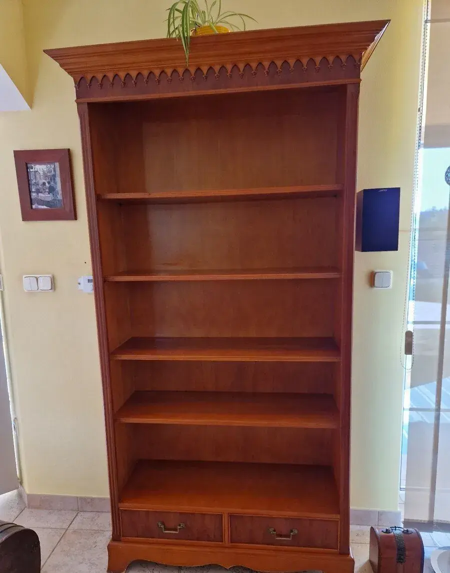 masivní dřevěná knihovna