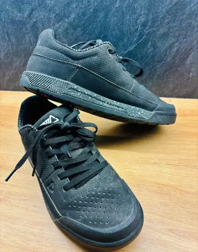 REZERVACE Tretry Leatt MTB 2.0 Flat Shoe Stealth 2024