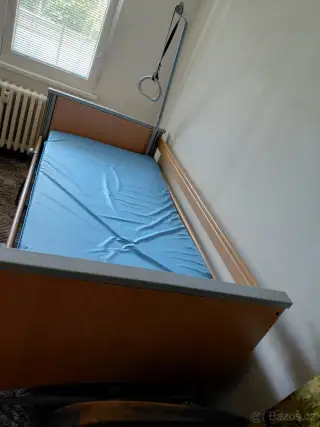 Zdravotní polohovací postel