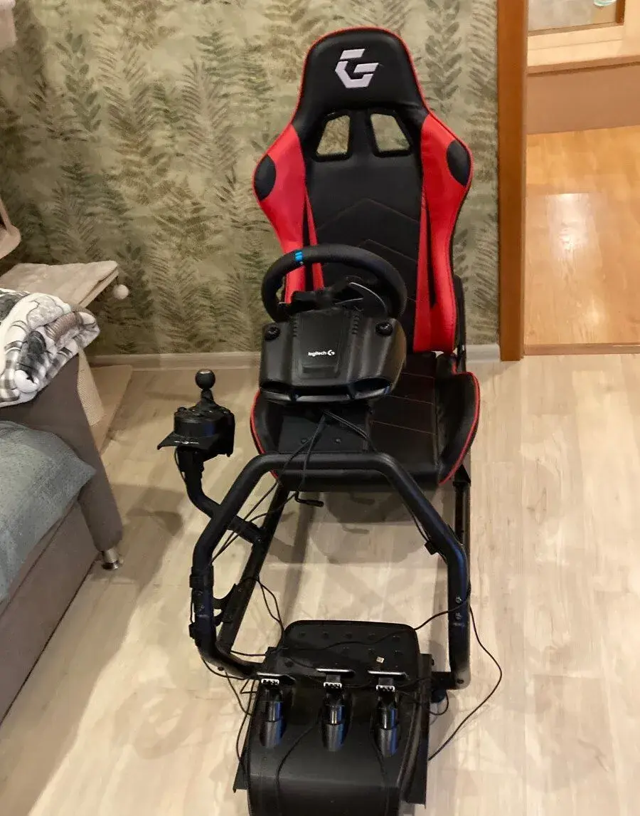 Playseat s volantem G29, řadicí pákou a pedály