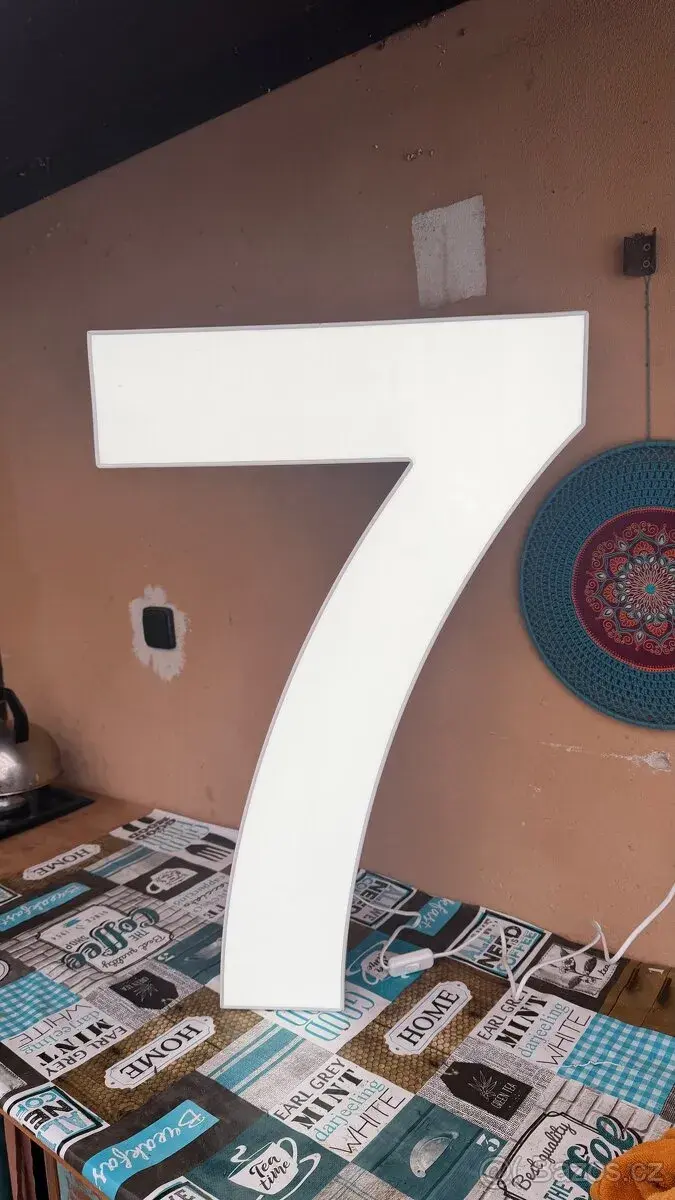 Industriální LED světlo na zeď