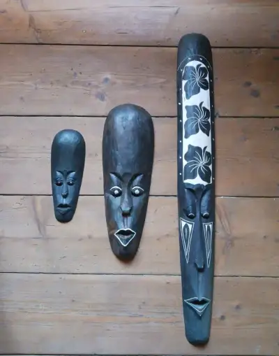 Ručně vyřezávaná dřevěná etno kmenová rituální maska, totem
