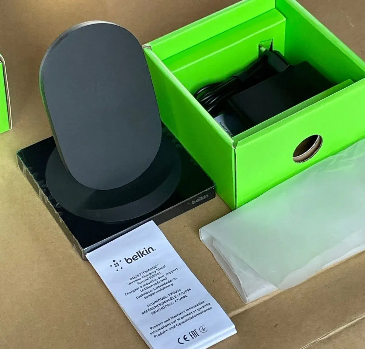 Bezdrátová nabíječka Belkin Bílá a Černá barva 7.5W