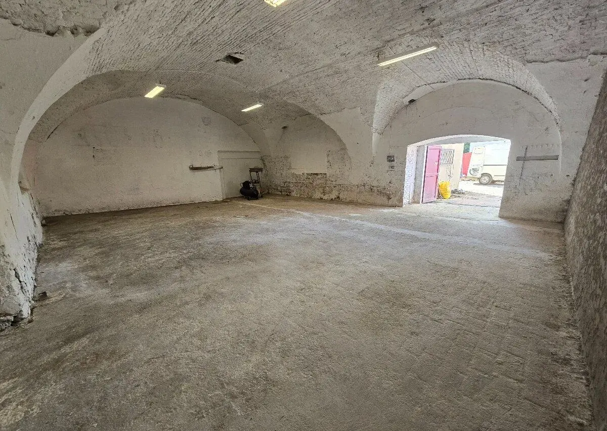 Pronájem zděného skladu 132 m² – Skuhrov pod Brdy