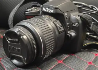 Nikon D40 + Nikon 18–55 mm + nabíječka MH-23