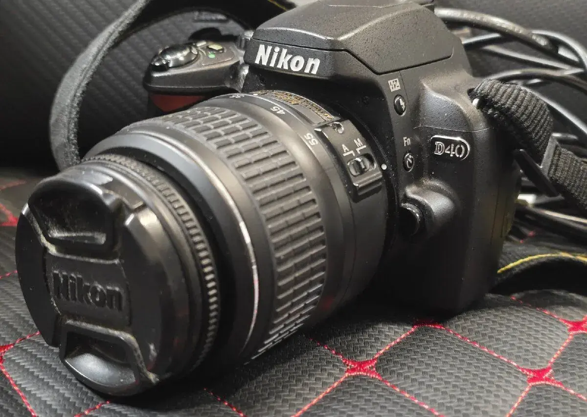 Nikon D40 + Nikon 18–55 mm + nabíječka MH-23
