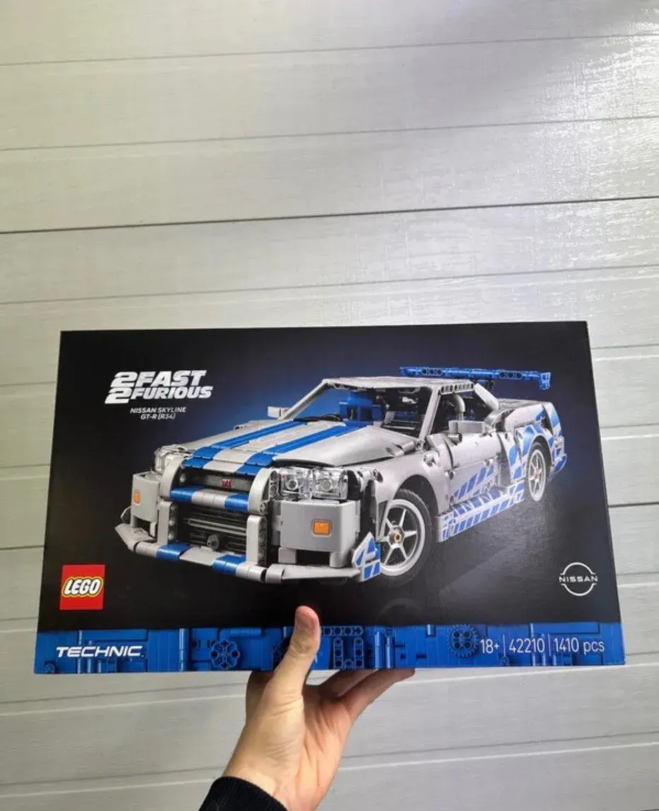 LEGO Technic 42210 2 Fast 2 Furious Nissan Skyline GT-R R34–