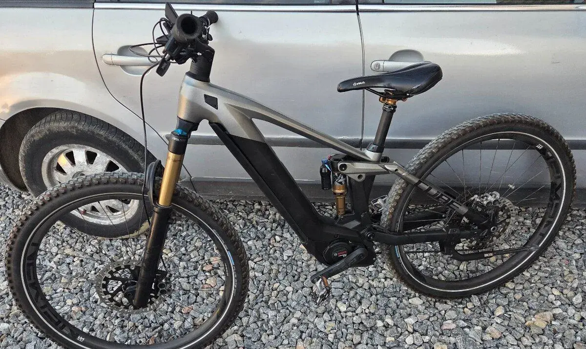 Cube horske elektrokolo celopero carbon kola 27,5 ram XS
