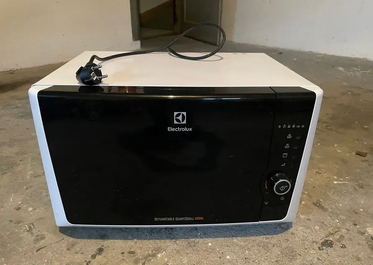 Mikrovlnná trouba Electrolux s grilem