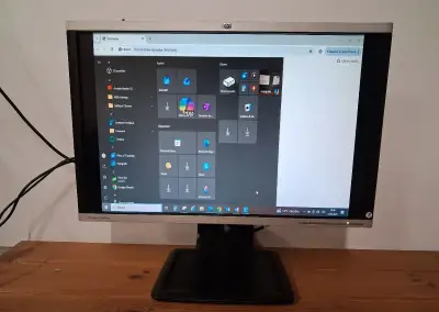 Monitor HP LA2405wg . (více kusů)