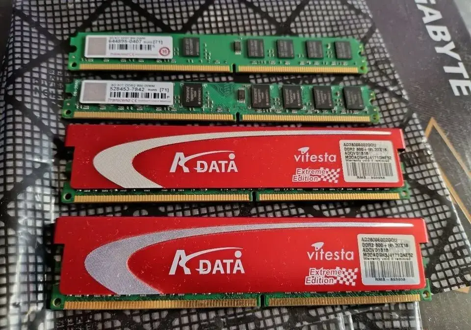 DDR2 RAM 8 GB (4×2 GB) – A-Data + Patriot