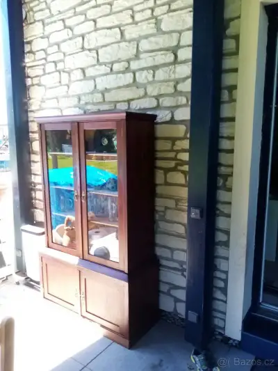 starožitná vitrína