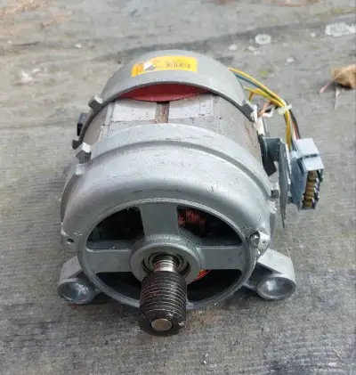 Motor k pračce.