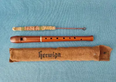 HISTORICKÁ DŘEVĚNÁ SOPRÁNOVÁ ZOBCOVA FLÉTNA značky HERWIGA.