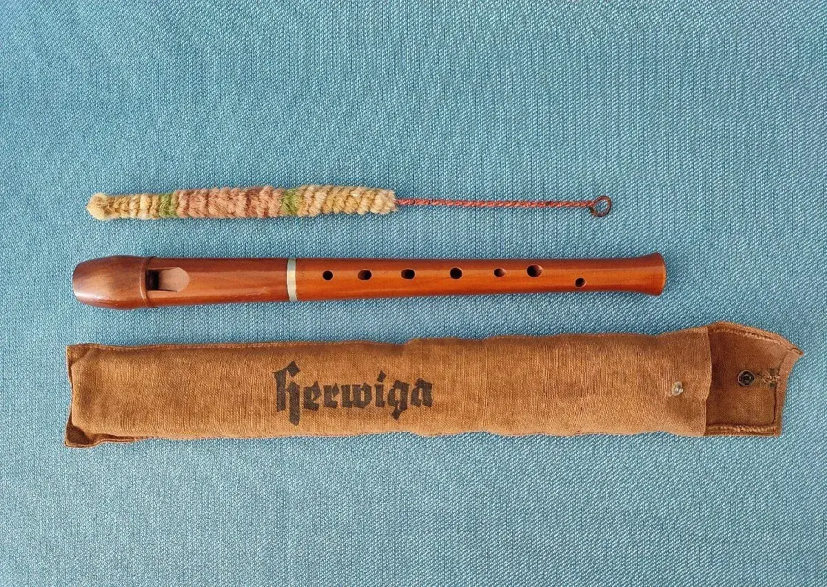 HISTORICKÁ DŘEVĚNÁ SOPRÁNOVÁ ZOBCOVA FLÉTNA značky HERWIGA.
