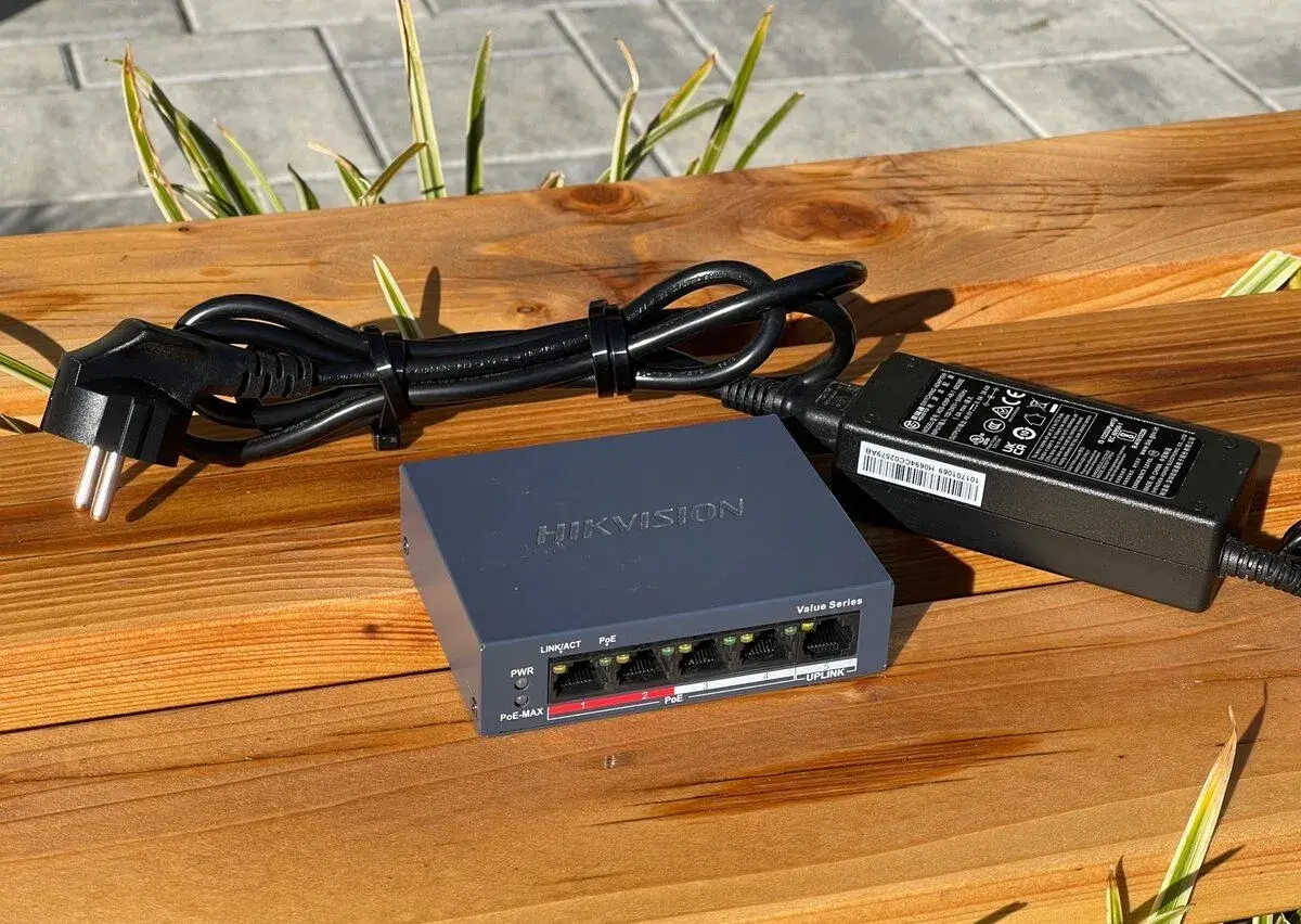 Hikvision DS-3E0105P-E/M(B) – 4portový PoE switch + uplink