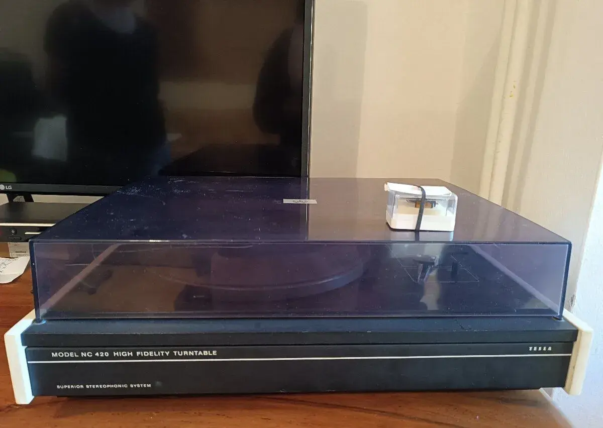 retro gramofon TESLA NC 420 (70. léta)