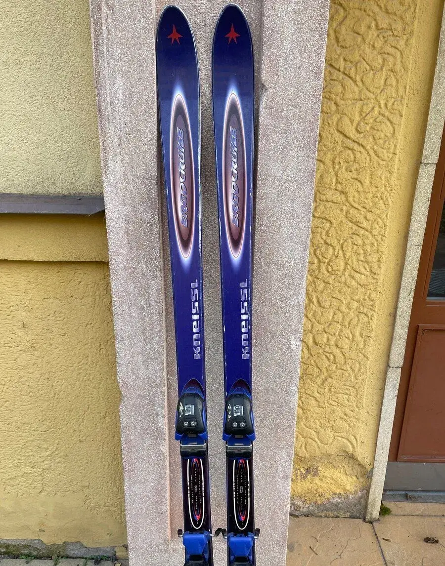 Curvingové sjezdové lyže Kneissl 180 cm