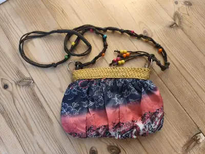 Stylová boho crossbody kabelka s barevnými korálky