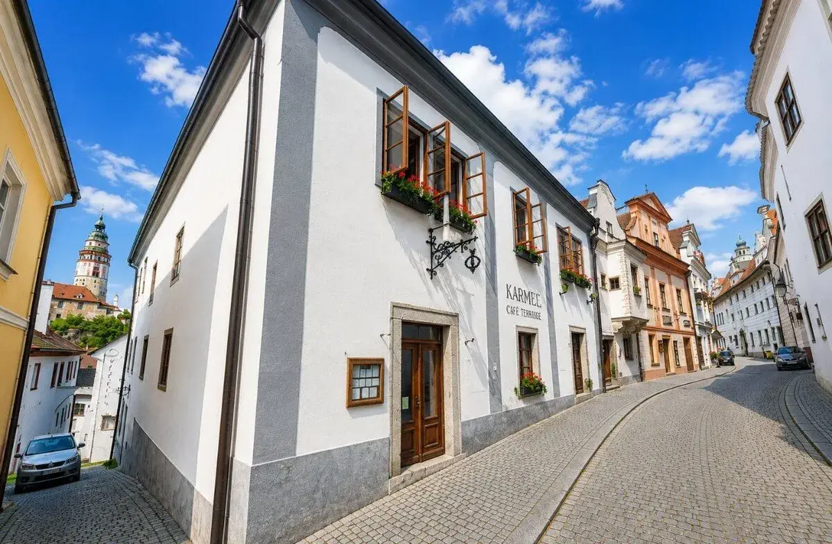 Pronájem vybavené restaurace s terasou, centrum Č. Krumlova