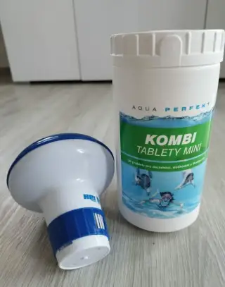 Chlórové tablety a plovák do bazénu
