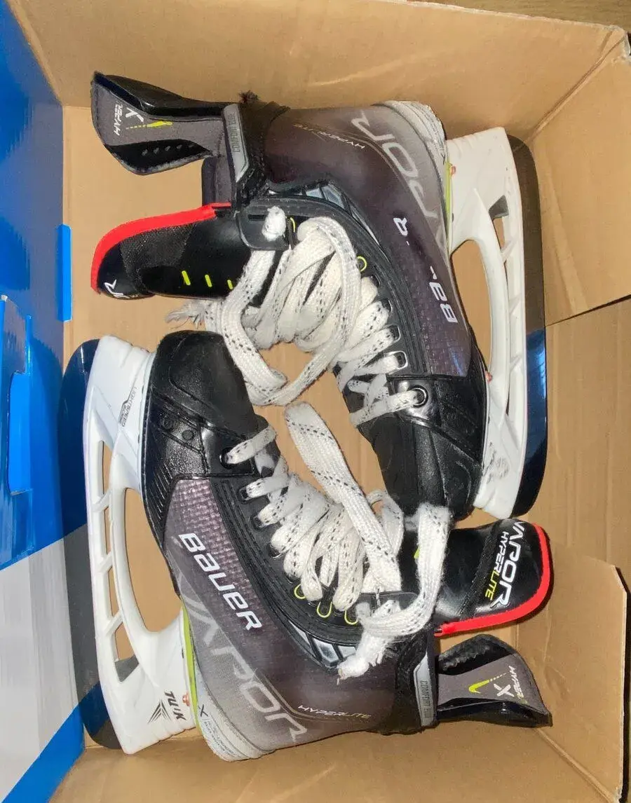 BAUER Hyperlite brusle hokejové vel. 4 STAV
