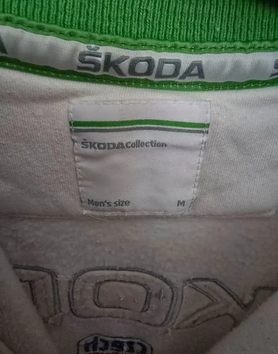 Mikinu škoda