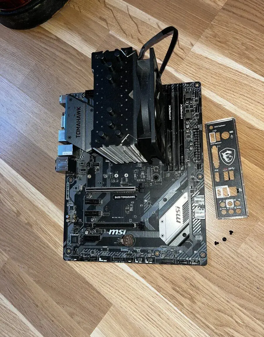 AMD Ryzen 5 2600 se základní deskou, chladičem a RAM