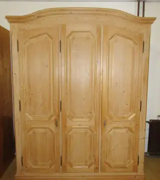 Šatní skříň třídveřová z borovice - celomasiv