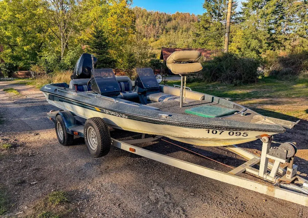 Rybařská loď Ranger s motorem Mercury 150 Hp