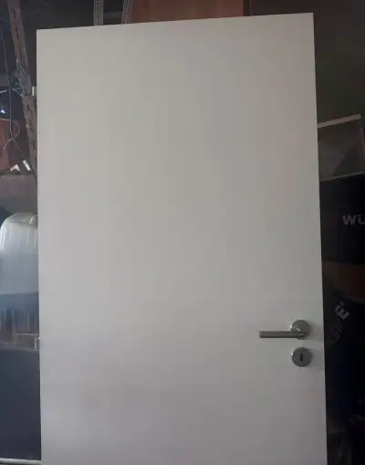 4 ks bílých interiérových dveří včetně kování