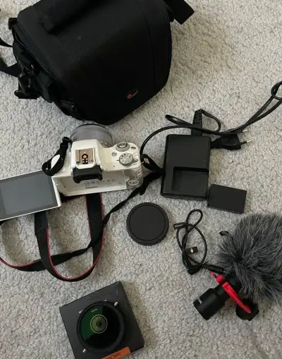 Canon EOS M50 (bílý) + objektiv, mikrofon a brašna + ND K&F