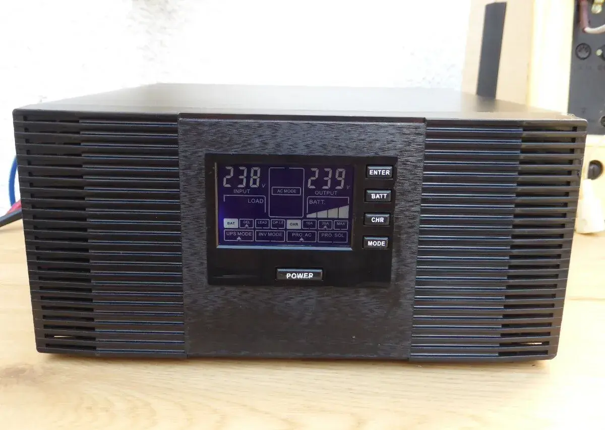 Záložní zdroj UPS 800VA / 600W LCD - čistý sinus