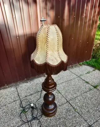Krásná starožitná lampa masiv
