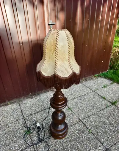 Krásná starožitná lampa masiv